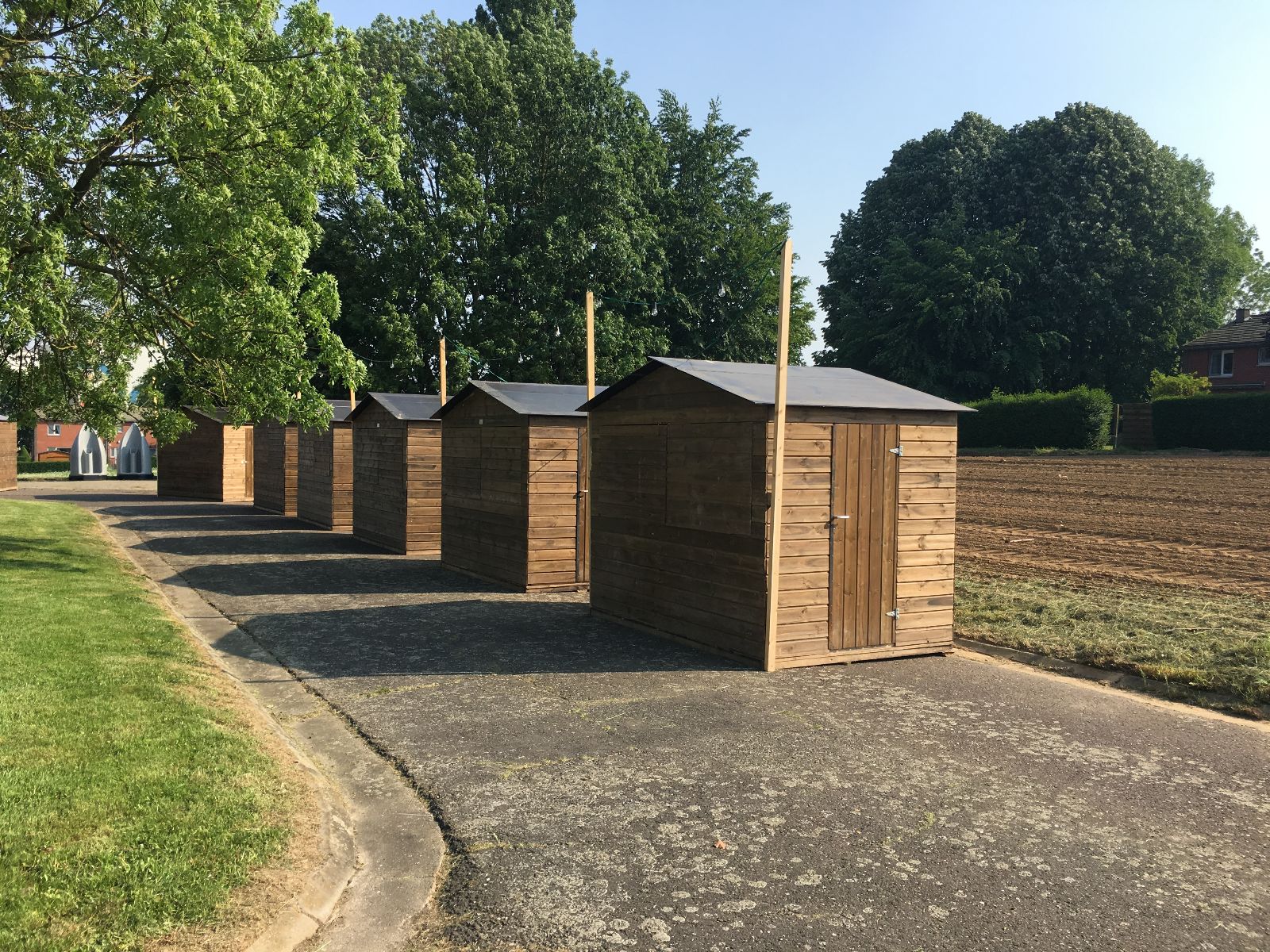 Rei vu Holz-Chalete vu Wanter Chalets, prett fir den Asaz