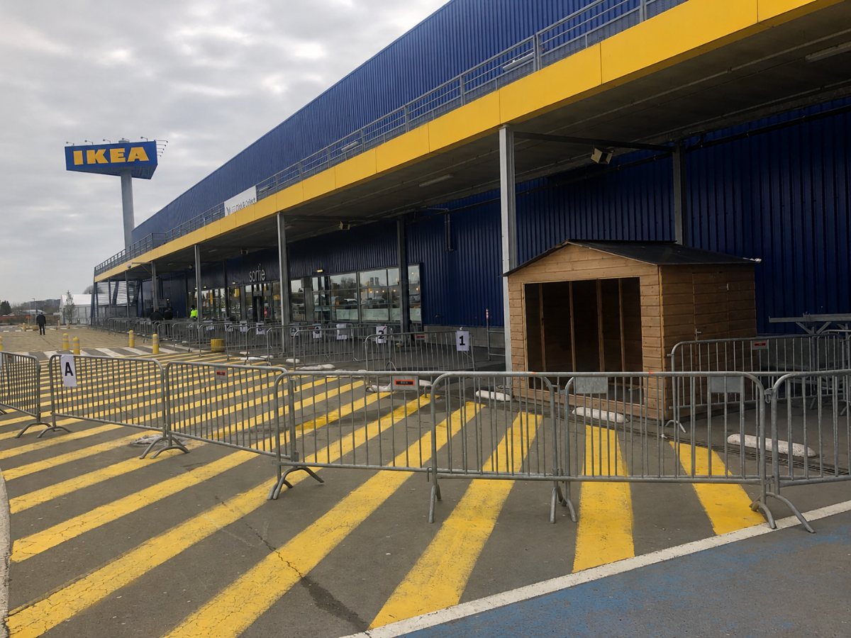 Holz-Chalet als Aktiounsstand virum IKEA-Geschäft