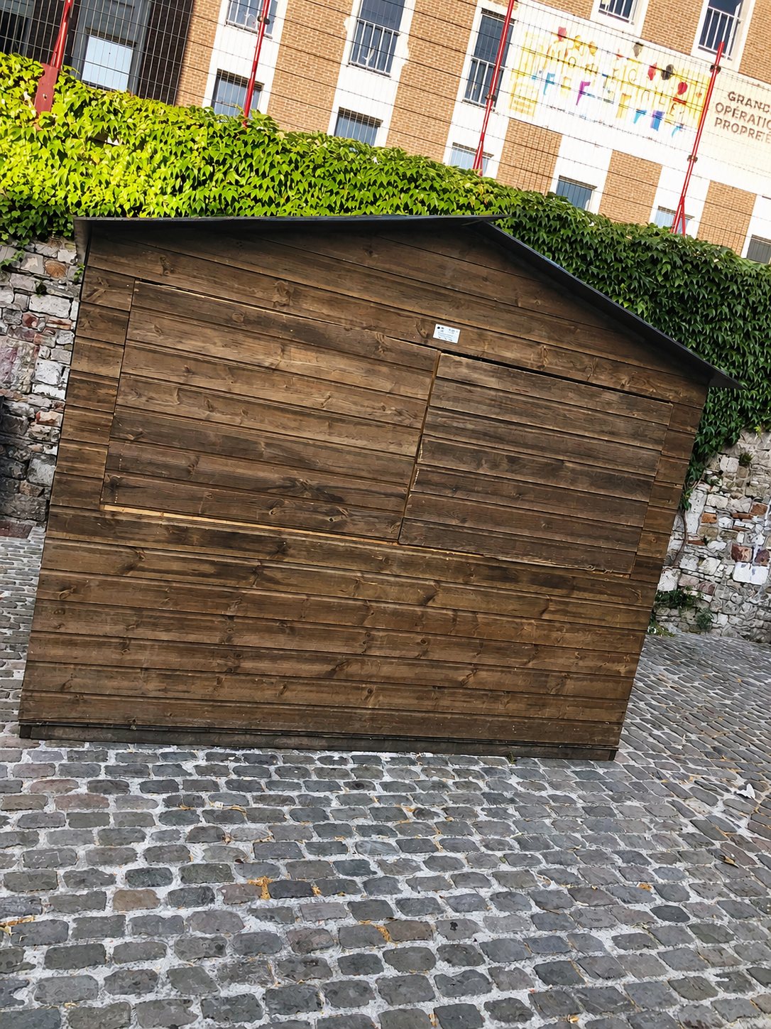 Zoumaachbare Holz-Chalet 3×2 m opgestallt am Stadbild
