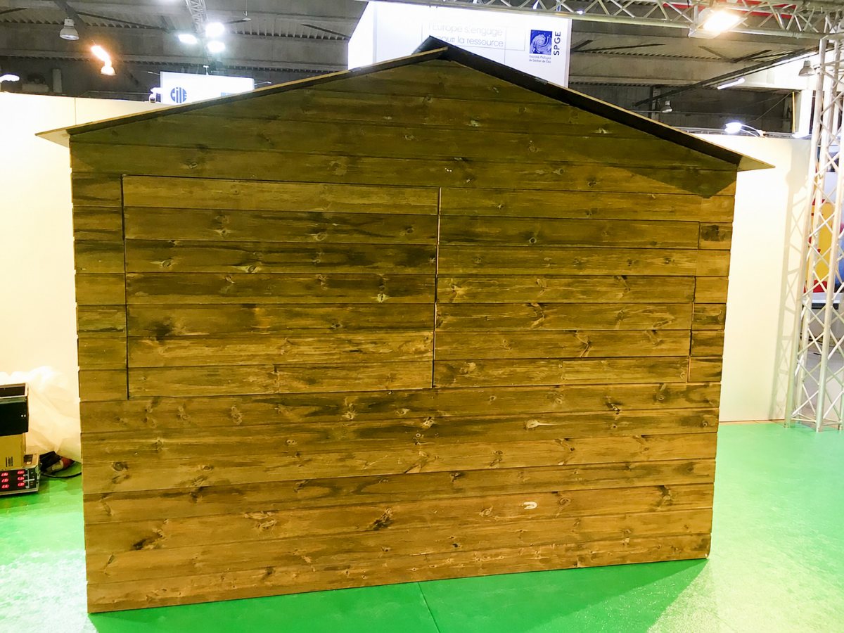 Holz-Chalet als Stand op enger Foire / engem Salon